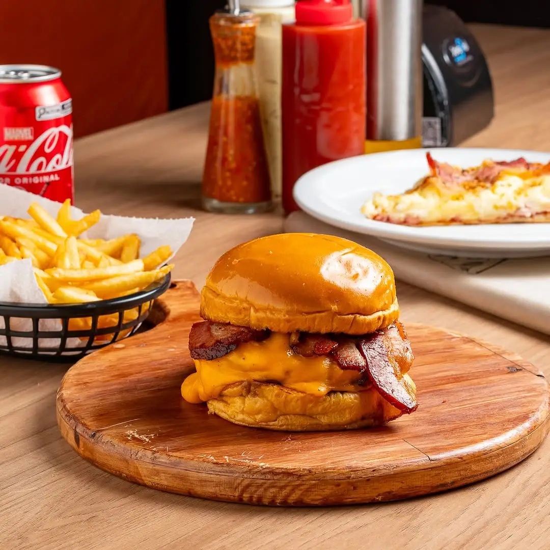 Hoje a vontade é de hambúrguer Então você precisa experimentar os hambúrgueres incríveis do Lopaka! - Rua Amaral dos Santos, 139- São Jorge - WhatsApp e Ifood#Lopaka #Pizzaria #Manaus #Pizza
